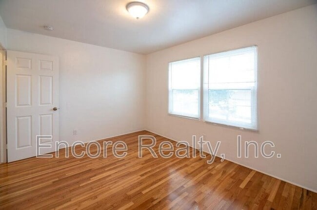 Photo - 2168 Bacon St