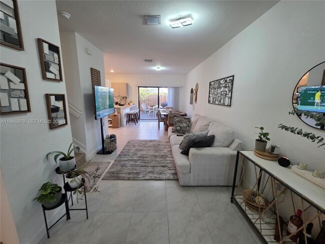 Photo - 466 NE 12th St