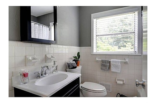Photo - 2342 Cortez Way NE