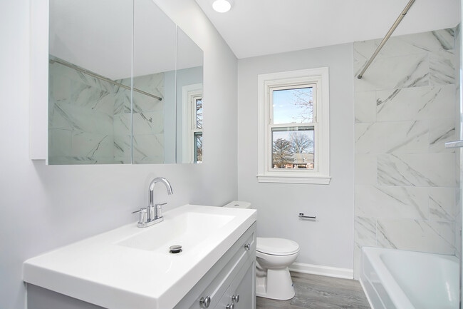 Baño actualizado - Brookview Townhomes