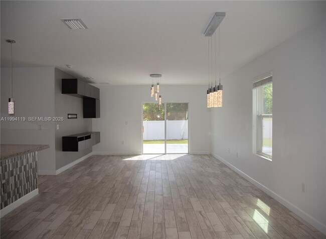Photo - 105 Lacewing Pl