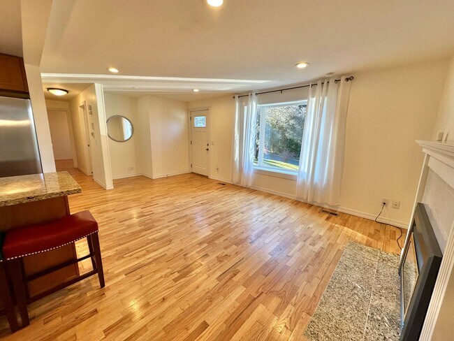 Photo - Beautiful Rambler in the desired Edmonds N...