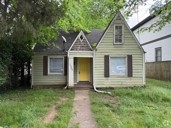 Building Photo - For Rent - Charming 3 Bedroom House in Eas...