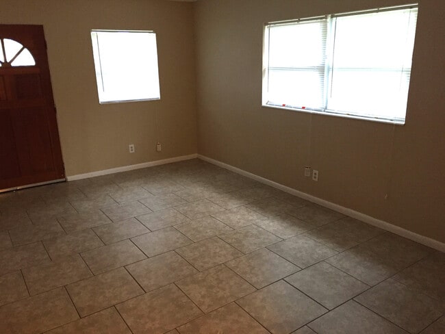 Building Photo - Charming Three-Bedroom, One-Bathroom Singl... Rental