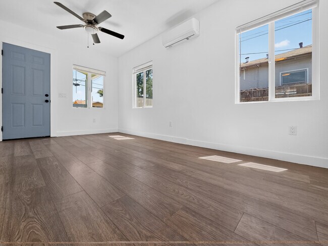 Photo - 9524 Mayne St