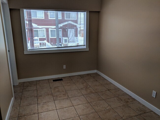 Photo - 1716 Willowbrook Crescent