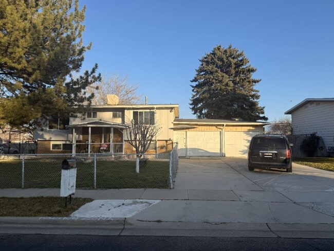 Building Photo - Upstairs Unit in Prime West Valley Location!