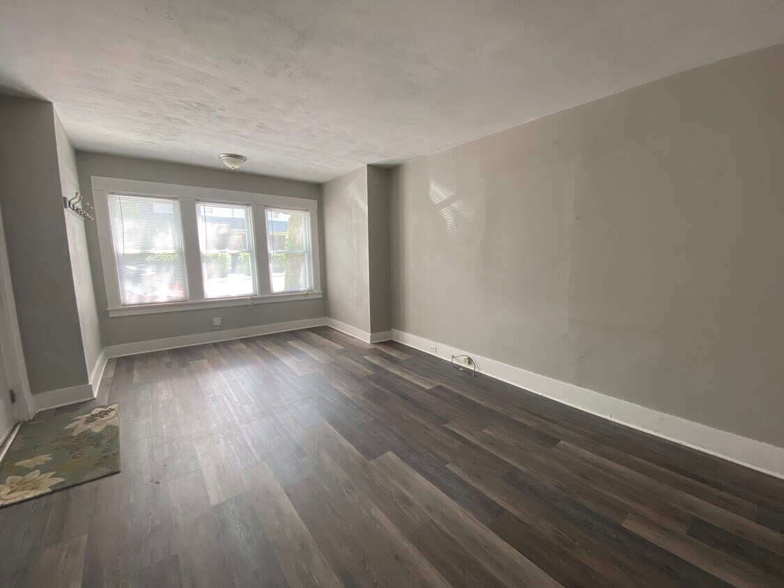 Spacious living room - 2622 Tilbury Ave (Pittsburgh, PA)