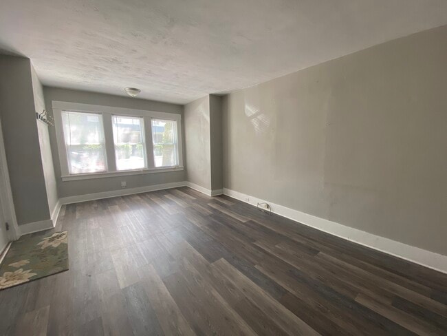 Spacious living room - 2622 Tilbury Ave Apartments Unit Upper Level
