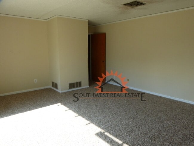 Photo - Spacious 3 bedrooms 1.5 baths home with 1 ...