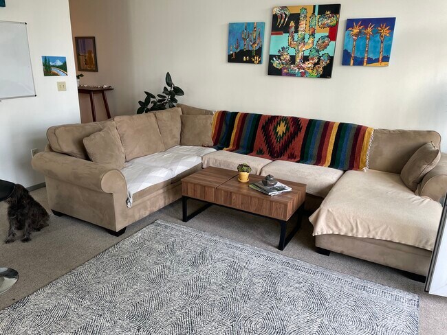 No querrás salir de este sofá. - 2717 Western Ave Unidad 4000