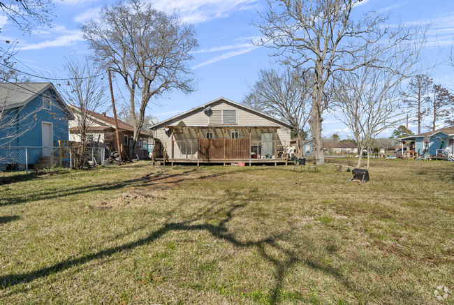 Building Photo - Spacious 1 bed, 1 bath Duplex- Recently Re... Rental