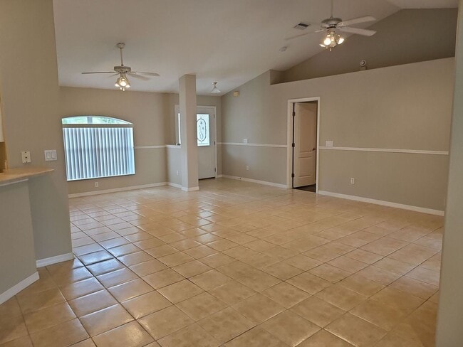 Photo - 124 Foxhall Ln