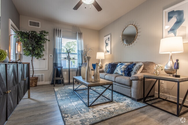 1 BR, 1 BA - 605 SF