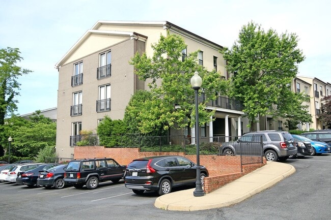 Building Photo - Pet-Friendly 1BR Condo- Walk to UVA Medical Center Unit 3D