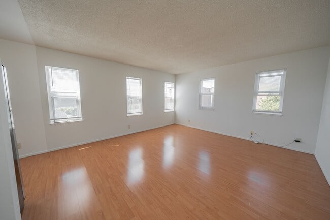 Photo - 1467 Russell St Unit 3