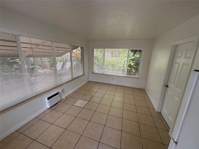 Building Photo - 1211 NE 6th St Unit 4