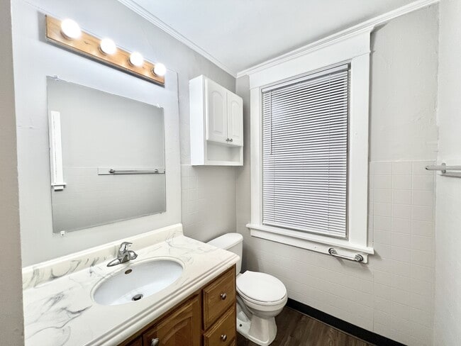 Photo - 509 E Milwaukee St Unidad 3