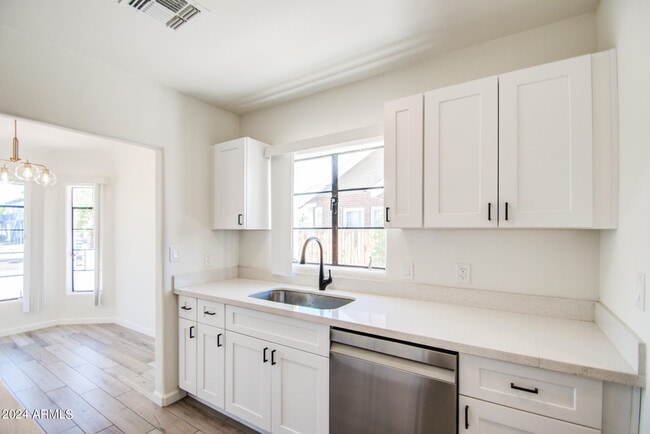 Photo - 322 N 17th Dr