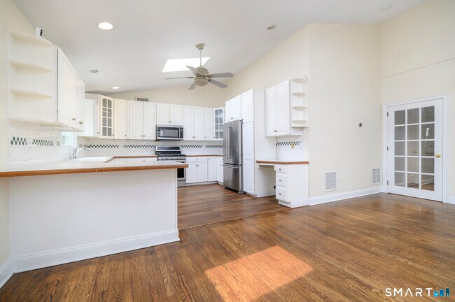 Photo - 18 Elm Tree Pl Unit 1st floor