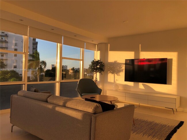 Building Photo - 900 Bay Dr Unit 315