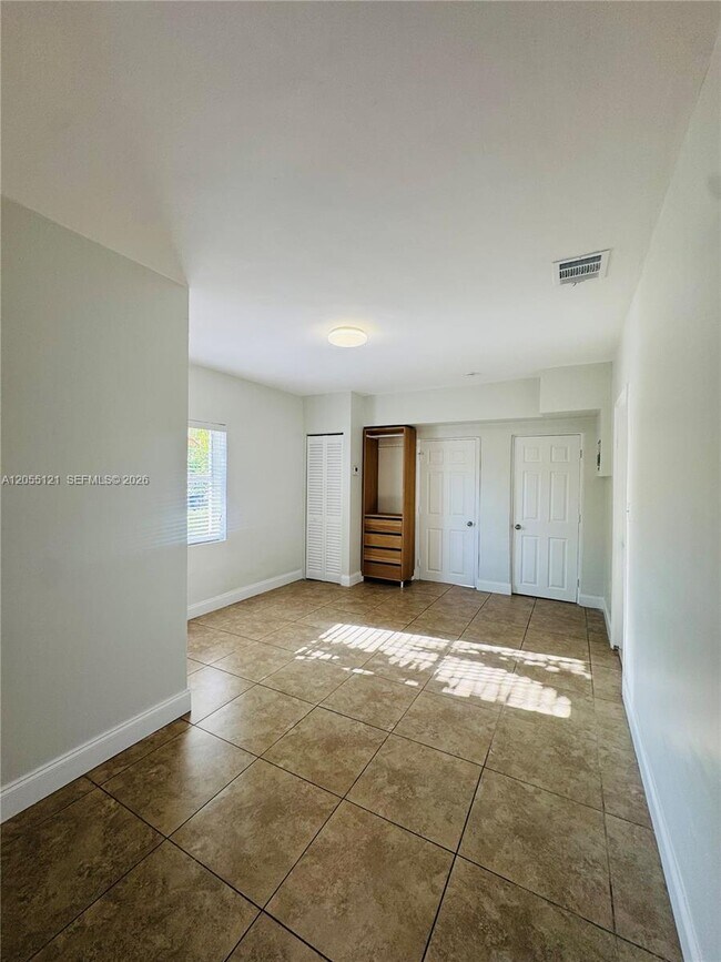 Building Photo - 2816 Pine Tree Dr Unit 3