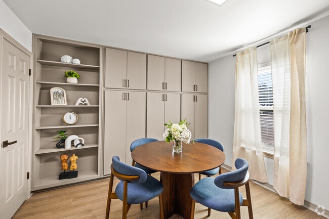 2BR, 1.5BA - 879SF - Dining Room