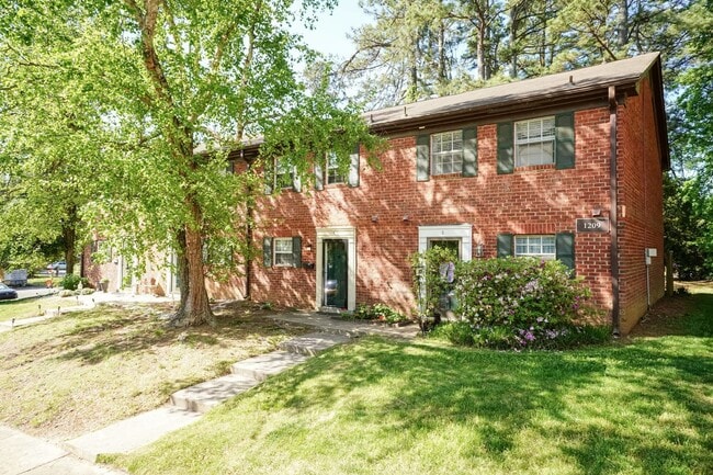 Building Photo - Two Bedroom Home!