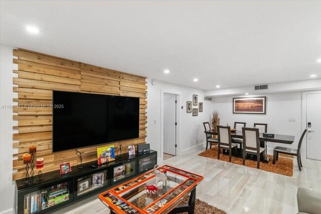 Building Photo - 2820 Riverside Dr Unit 104-2 Rental