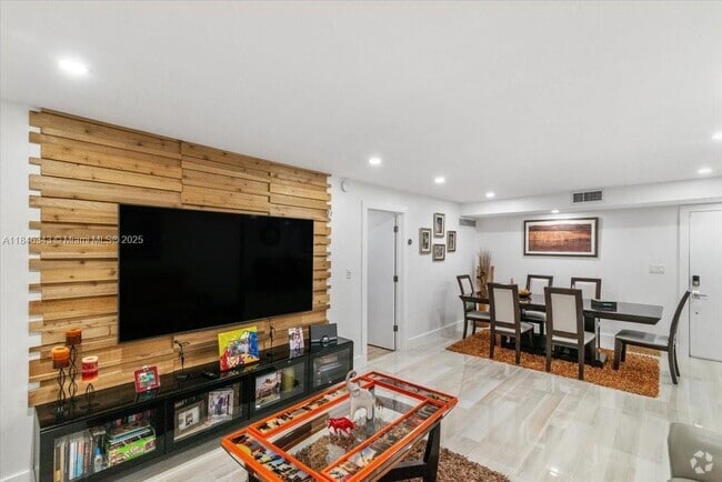 Building Photo - 2820 Riverside Dr Unit 104-2 Rental