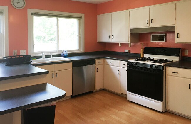 Large, Equipped Kitchen - 275 S River St