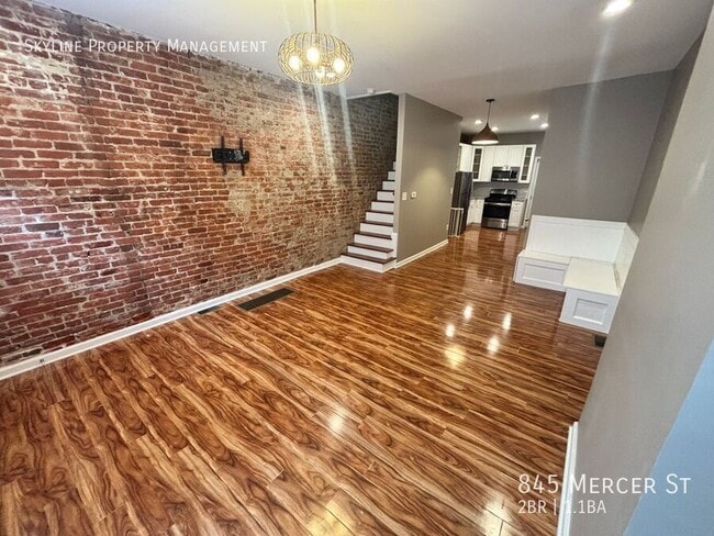 Photo - 845 Mercer St