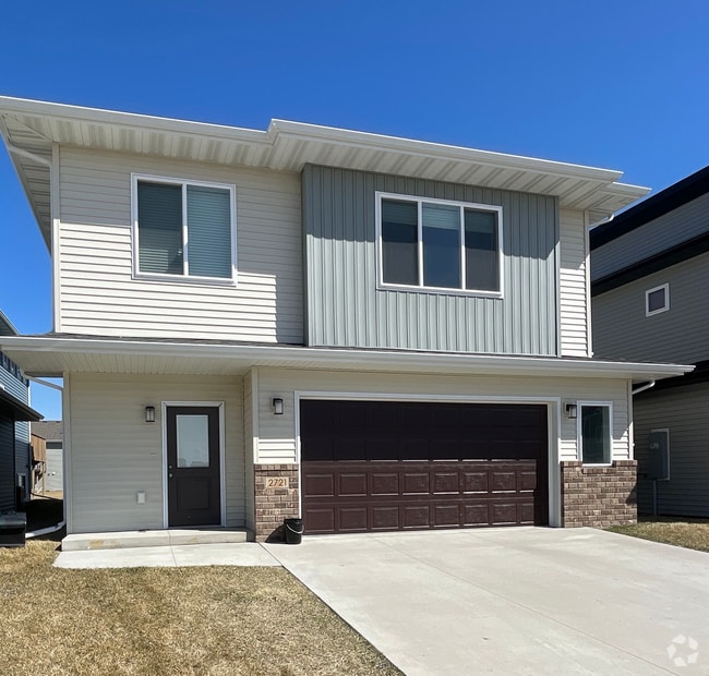 Building Photo - Three Level split home w/ 2 Stall Garage