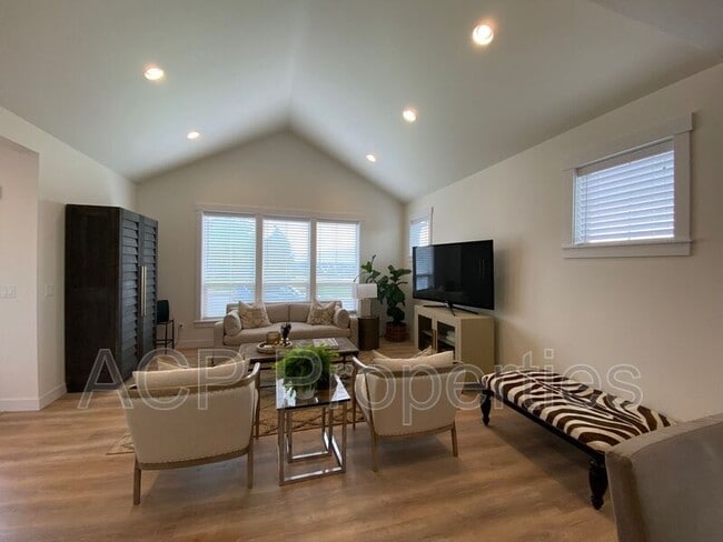 Photo - 1285 Salix Ln Unidad A