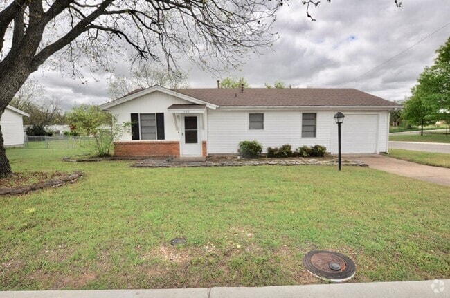 Building Photo - FOR LEASE! Cute 3 BR - 1 BA Frame Home wit...