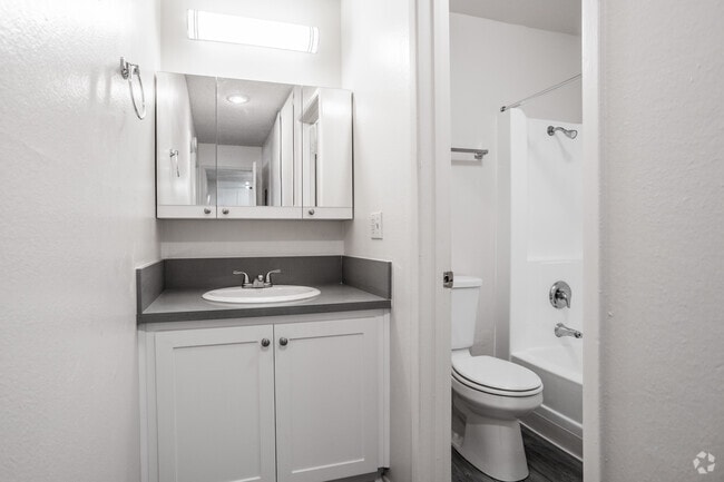 2BR, 1BA - 820 SF