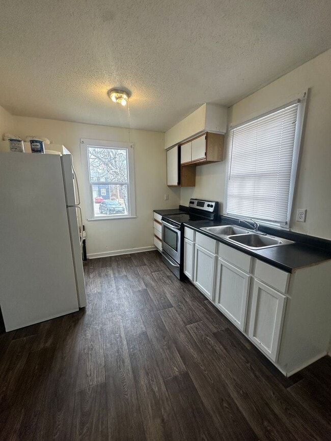 Photo - 741 W 1st St