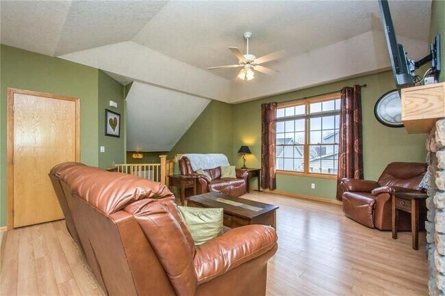 Photo - 523 E 4th St