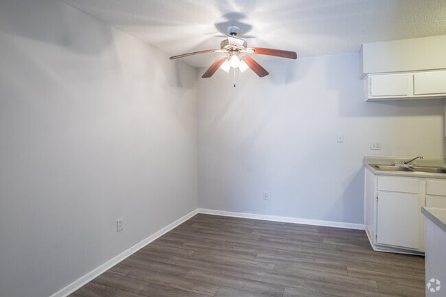 2 BR, 2 BA - 950 SF