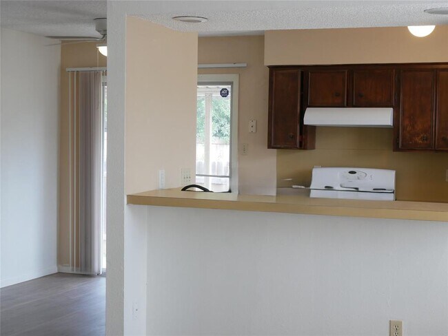 Photo - 2005 Old W Pl