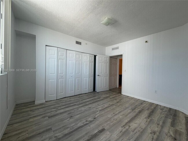 Photo - 275 NE 18th St Unidad 2009