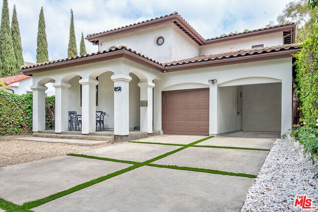 Photo - 858 N W Knoll Dr