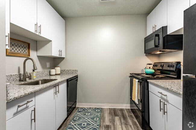 2 Br, 1 Ba - 760 SF