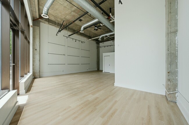 Photo - 333 Nelson St SW