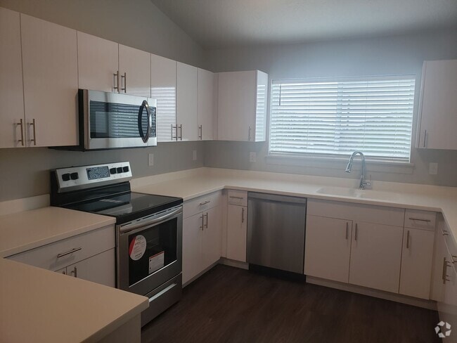 Building Photo - 2 Bedroom 1 Bath in Springville Unit 308 Rental