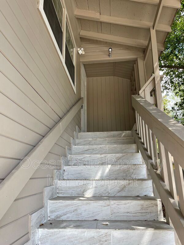 Building Photo - 206 E Ida St Unit Apt B
