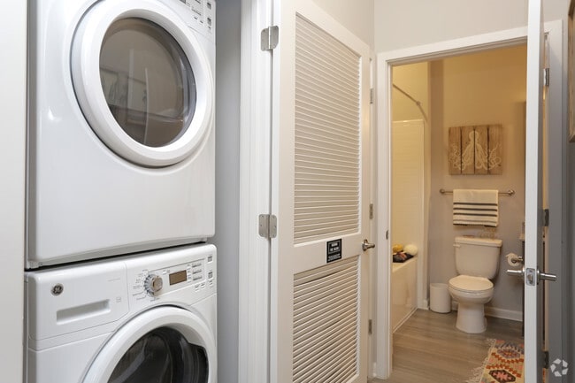 1BR, 1BA - 790 SF