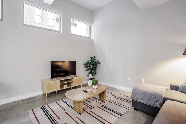 Photo - 205 W 4th St Unidad ID1316454P