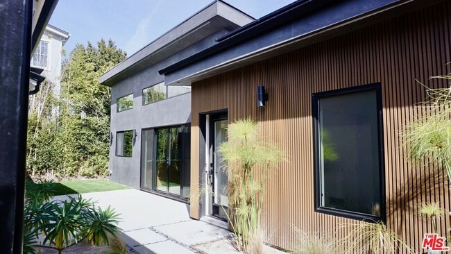 Building Photo - 2668 Greenfield Ave