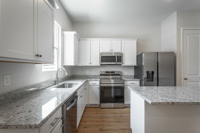 Building Photo - 2017 S Lyerly St Unit Main House